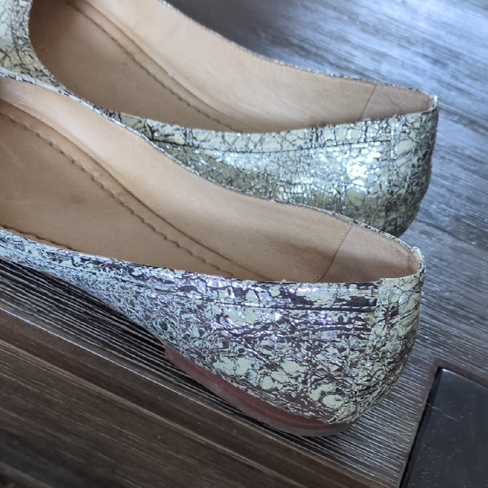 Frye Cream and Brown Women's Flats - Picture 8 of 8